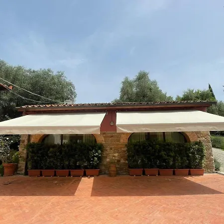 The Barn Among Olive Trees פירנצה